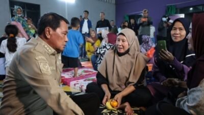 Bupati Tangerang harap warga terus berdoa agar lebaran TPA jatiwaringin cepat padam.