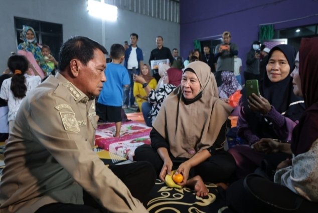Bupati Tangerang harap warga terus berdoa agar lebaran TPA jatiwaringin cepat padam.