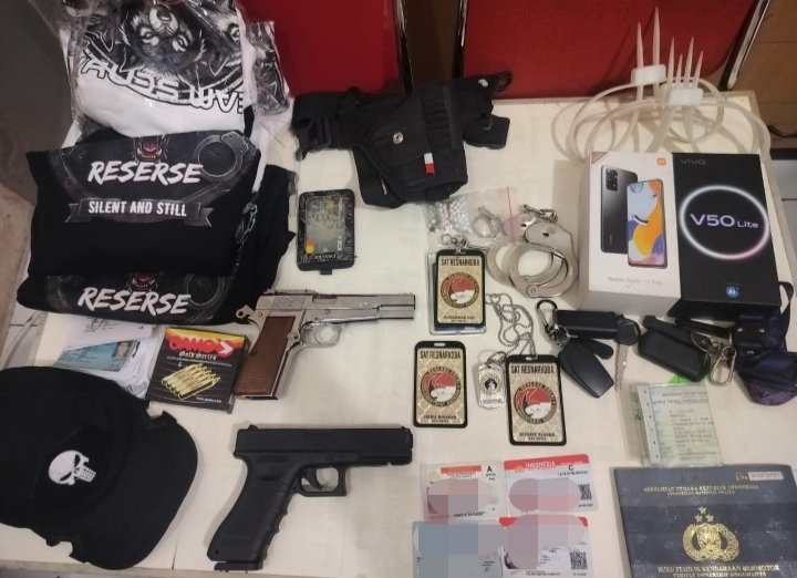 Polsek Jatiuwung tangkap polisi gadungan di Periuk Tangerang.