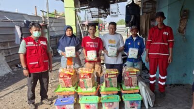 PMI kota Tangerang salurkan bantuan pada keluarga terdampak kebakaran di Neglasari kota Tangerang.