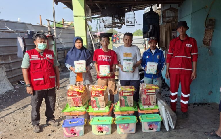 PMI kota Tangerang salurkan bantuan pada keluarga terdampak kebakaran di Neglasari kota Tangerang.