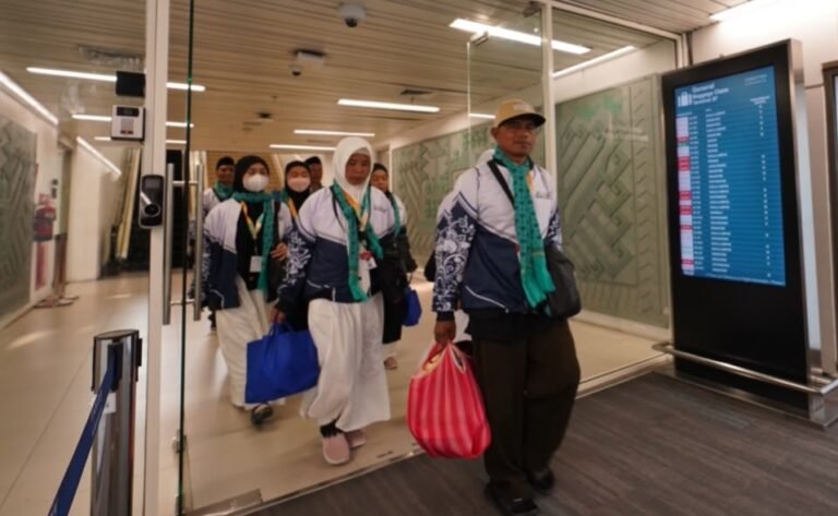 Ribuan jemaah haji diberangkatkan dari terminal 2F Bandara Soetta menuju Arab saudi