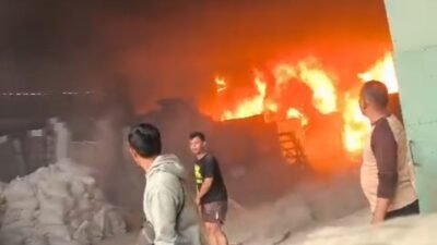 Pabrik sandal di kampung Bayur kebakaran