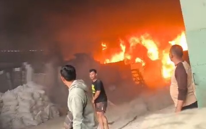Pabrik sandal di kampung Bayur kebakaran