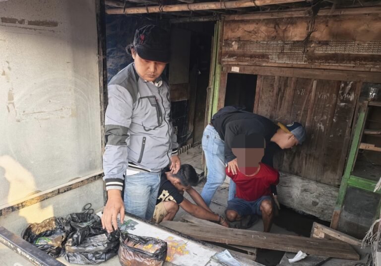 Dua pengedar obat keras dibekuk polisi di Teluknaga Tangerang.