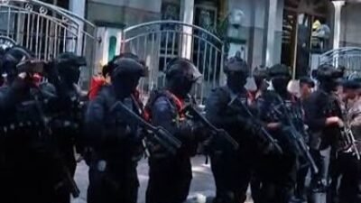 Petugas keamanan lakukan penjagaan ketat di lokasi bentrokan mantram