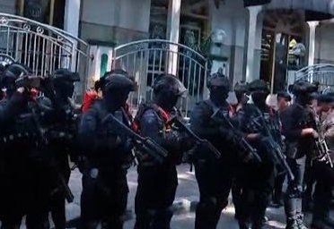 Petugas keamanan lakukan penjagaan ketat di lokasi bentrokan mantram