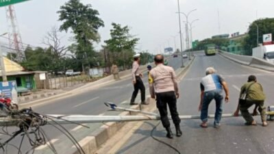 Tiang PJU Cibodas Kota Tangerang Roboh hingga mengganggu arus lalu lintas