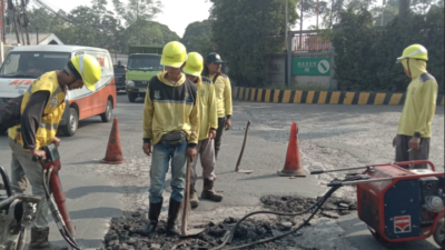 Dinas PUPR kota Tangerang lakukan perbaikan di jalan kawasan industri jatiuwung