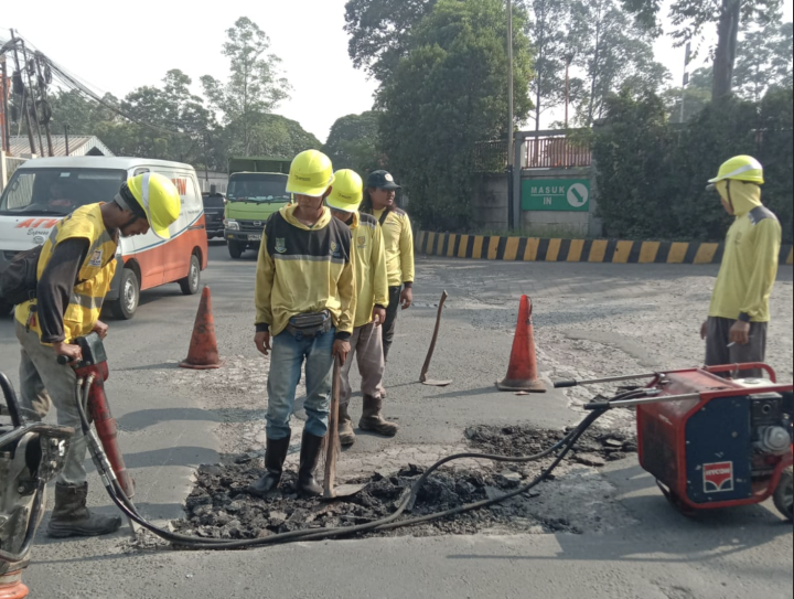 Dinas PUPR kota Tangerang lakukan perbaikan di jalan kawasan industri jatiuwung