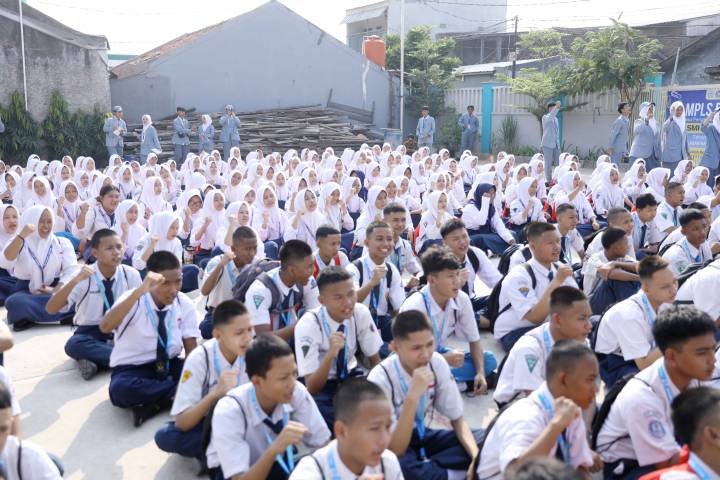 Hari pertama masuk sekolah di kota dan kabupaten Tangerang berlangsung semarak