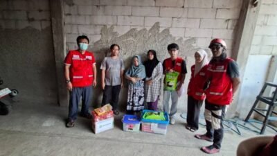 Pmi kota Tangerang salurkan bantuan logistik pada korban kebakaran di gebang raya