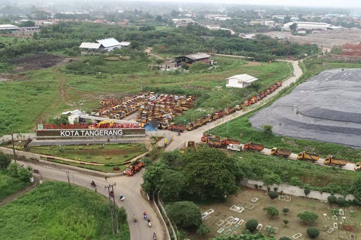 Memasuki hari ketiga kebakaran TPA Jatiwaringin terus meluas