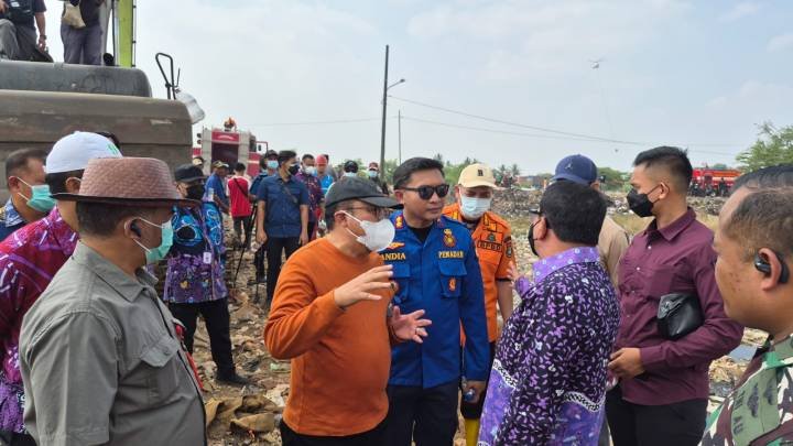 BPBD kota Tangerang kerahkan personilnya bantu kebakaran TPA Jatiwaringin.