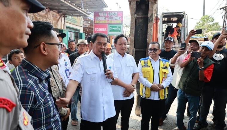 Bupati Tangerang meninjau dimulainya perbaikan dua ruas jalan