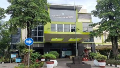 Pembakaran sampah yang dilakukan masyarakat di sekitar lingkungannya masih bayak ditemui