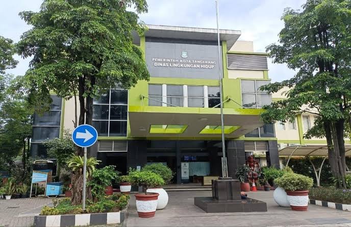 Pembakaran sampah yang dilakukan masyarakat di sekitar lingkungannya masih bayak ditemui