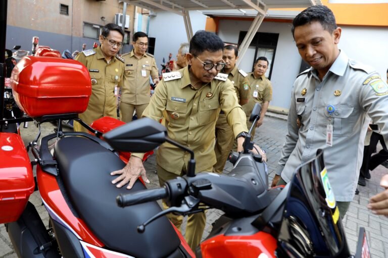 Pemkot Tangerang serahkan. Sarana operasional penanggulangan bencana kepada BPBD