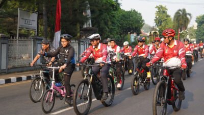 Ribuan warga gowes bersama walikota tangerang