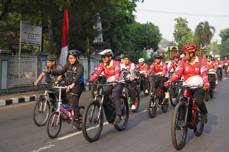 Ribuan warga gowes bersama walikota tangerang