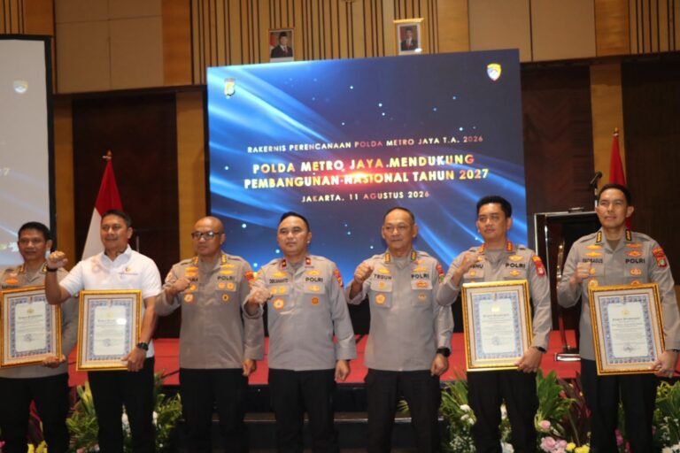 Polres metro Tangerang kota mendapat penghargaan pelayanan dari Polda metro jaya