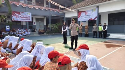 Polwan Polres Metro Tangerang Kota Goes to school untuk memberikan edukasi soal bahaya Bullying dan Kenakalan remaja