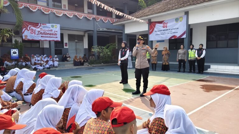 Polwan Polres Metro Tangerang Kota Goes to school untuk memberikan edukasi soal bahaya Bullying dan Kenakalan remaja