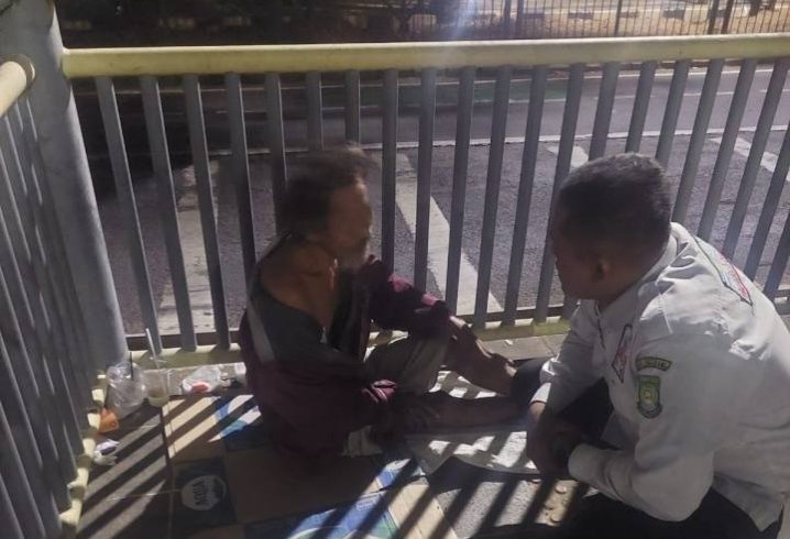 Dinsos kota Tangerang amankan dan rawat lansia yang terlantar di JPO Stasiun Tanah Tinggi