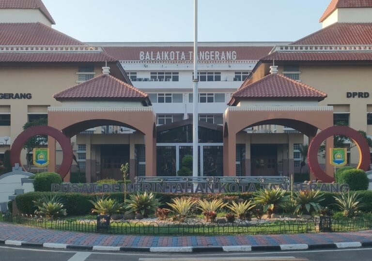 Warga kota Tangerang diimbau tidak memberikan hadiah apapun kepada ASN