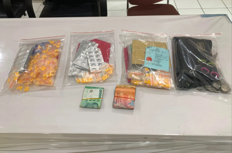 Polsek kelapa dua bekuk tiga pengedar obat keras