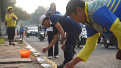 Sambut hari kemerdekaan walikota Tangerang beserta jajaran bersih-bersih lingkungan