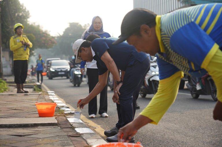 Sambut hari kemerdekaan walikota Tangerang beserta jajaran bersih-bersih lingkungan