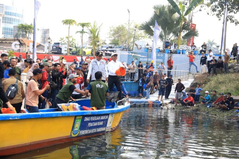 Mancing bersama walikota Tangerang tebar 1 ton ikan lele