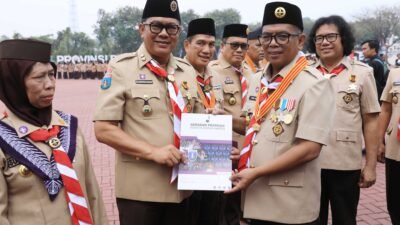 Wakil walikota Tangerang menerima Lencana dari kwarda gerakan Pramuka banten