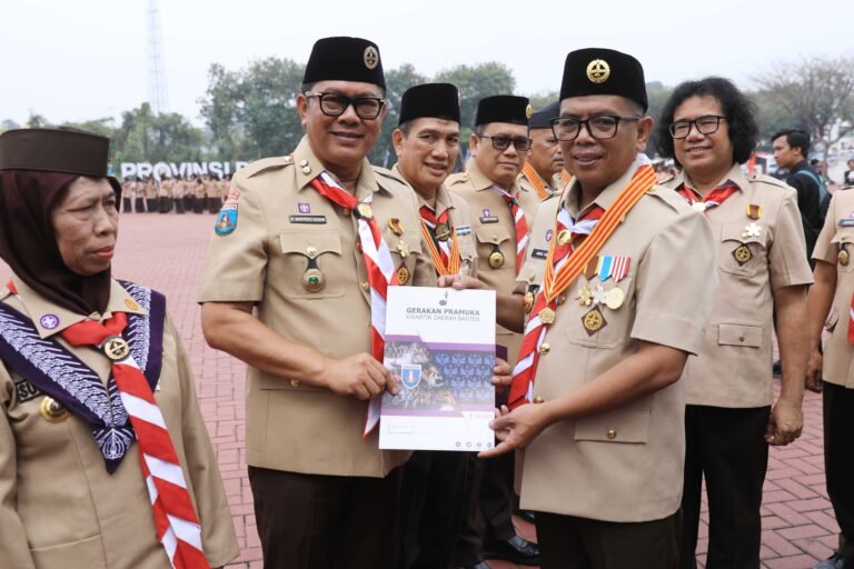 Wakil walikota Tangerang menerima Lencana dari kwarda gerakan Pramuka banten
