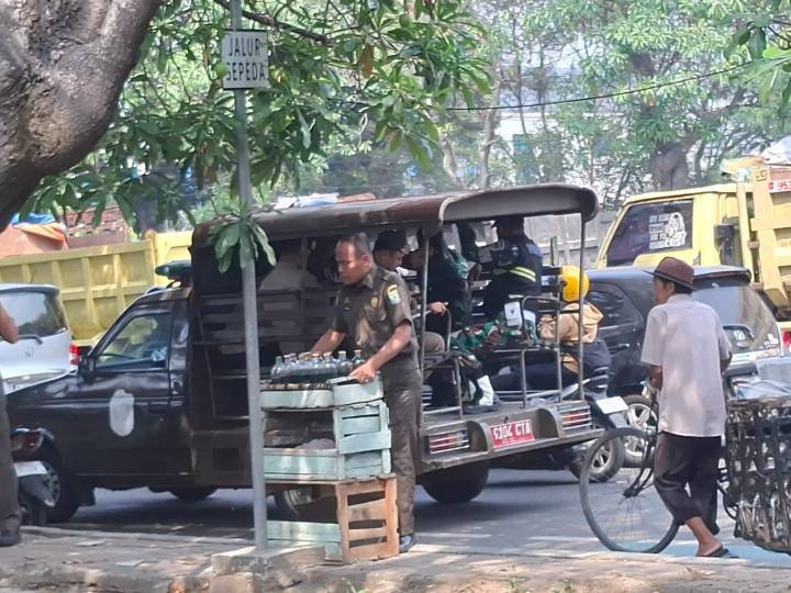 Satpol PP kota Tangerang tertibkan PKL di sejumlah ruas jalan utama