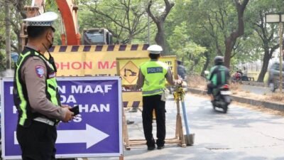 Jalan Marsekal Suryadarma kota tangerang sedang diperbaiki