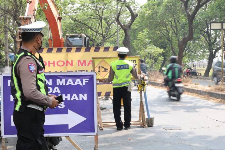Jalan Marsekal Suryadarma kota tangerang sedang diperbaiki
