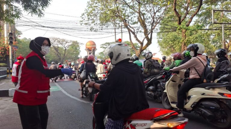 PMI kota Tangerang bagikan masker kepada masyarakat untuk menjaga kesehatan dari sebaran abu vulkanik gunung anak krakatau