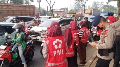 PMI bersama Polri dan mahasiswa bagikan masker untuk menjaga kesehatan masyarakat dari abu vulkanik gunung anak Krakatau.