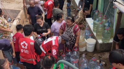 PMI kota Tangerang salurkan bantuan air bersih kepada warga pinang yang membutuhkan.