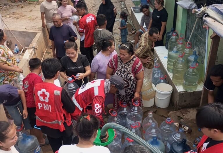 PMI kota Tangerang salurkan bantuan air bersih kepada warga pinang yang membutuhkan.