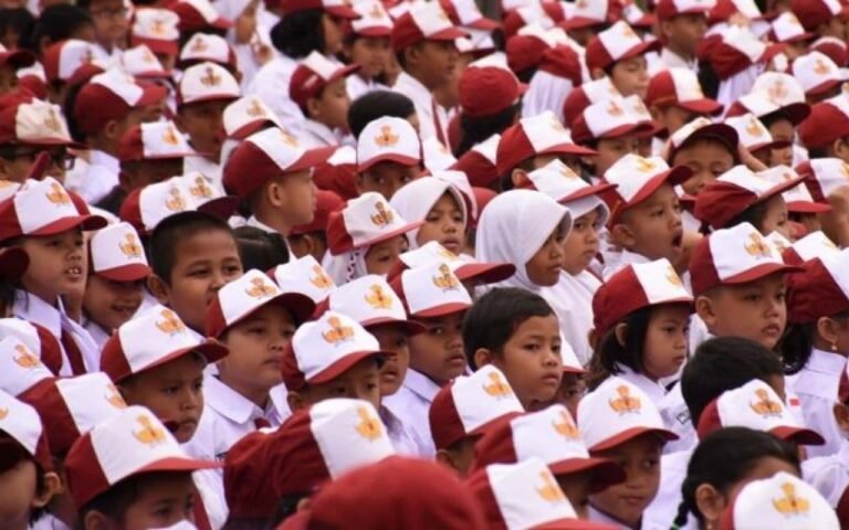 Sekolah di Kota dan Kabupaten Tangerang berlangsung dengan metode pembelajaran jarak jauh karena bahaya abu vulkanik gunung anak Galunggung.