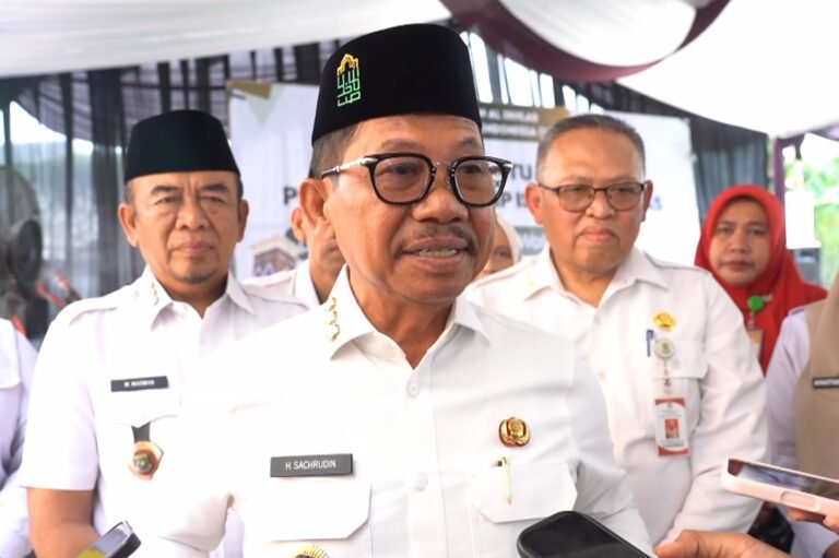 Lindungi siswa-siswi sekolah dari paparan abu vulkanik gunung anak Krakatau PJJ diperpanjang