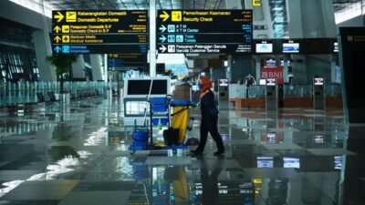 Dampak erupsi gunung anak Krakatau Operasional bandara Soekarno hatta dihentikan sementara.